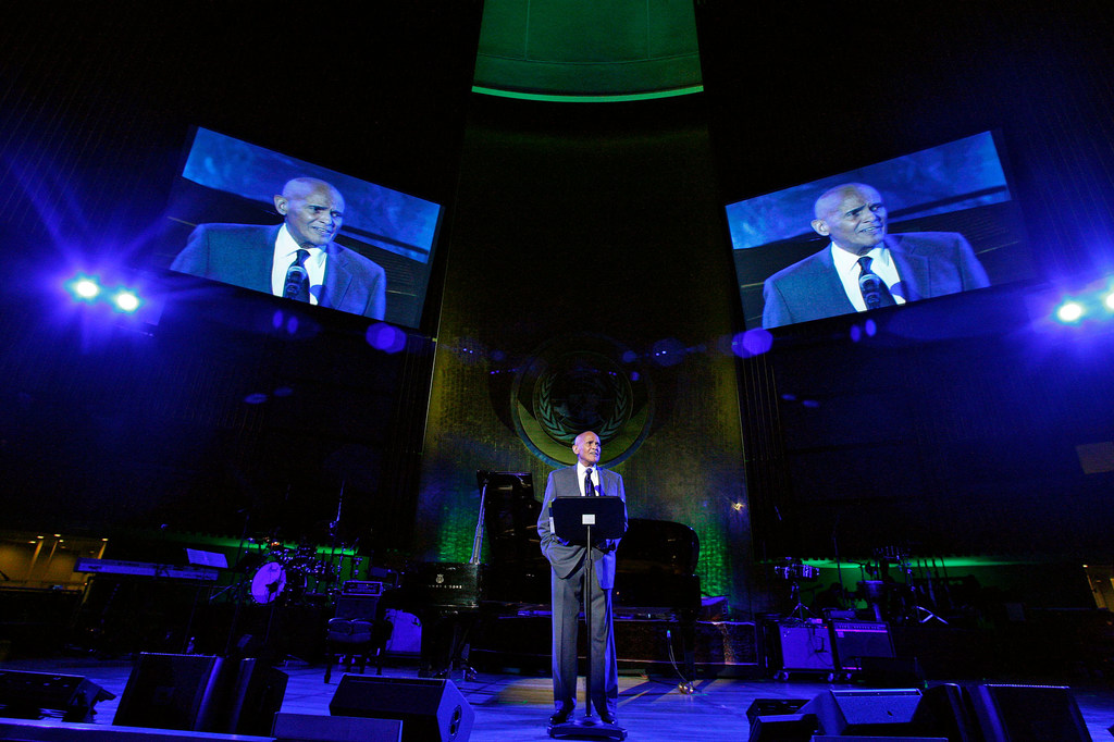 هری بلافونته برای حضار جمع شده برای کنسرت روز سازمان ملل در سال 2009 در مجمع عمومی سخنرانی می کند.