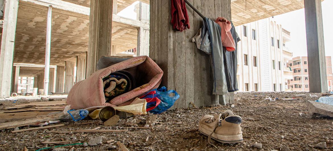 مهاجران روزها لباس ها و تشک های خود را در ساختمان متروکه ای در عدن رها می کنند و شب ها برای استراحت برمی گردند.