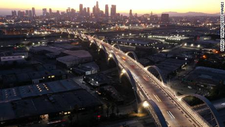نمایی هوایی از وسایل نقلیه در حال عبور بر فراز پل راه آهن خیابان ششم در لس آنجلس که به تازگی افتتاح شده است.