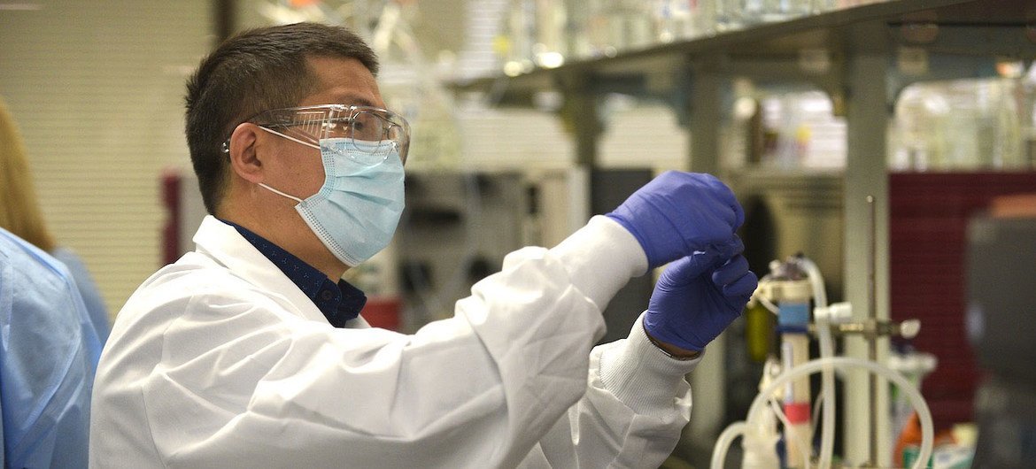 یک دانشمند آزمایشگاهی روی واکسن کووید-19 Novavax کار می کند.