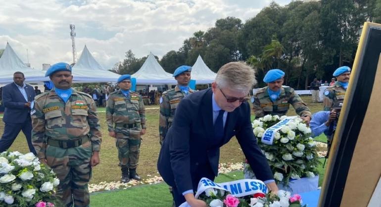 ژان پیر لاکروآ، رئیس نیروهای حافظ صلح سازمان ملل متحد آخرین ادای احترام خود را به کلاه آبی‌هایی که در مأموریت تثبیت در جمهوری دموکراتیک کنگو (مونوسکو) خدمت می‌کنند، ادای احترام می‌کند.
