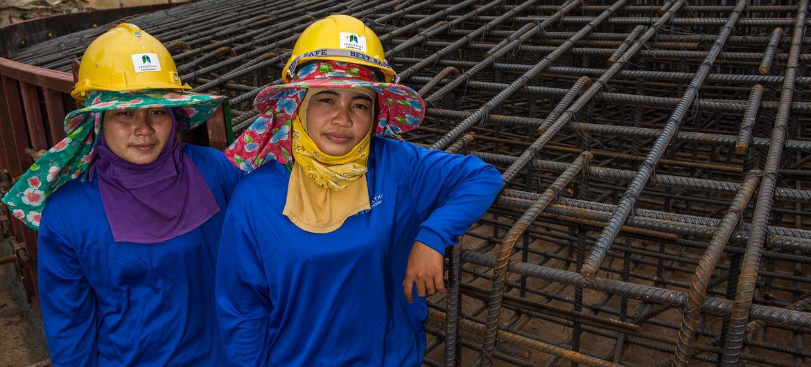 کارگران ساختمانی زن به ساختن پایه یک مزرعه بادی در تایلند کمک می کنند.