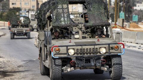 سربازان اسرائیلی روز دوشنبه سوار بر یک خودروی نظامی در هوارا در نزدیکی نابلس در کرانه باختری رود اردن.