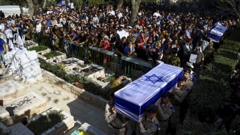 مردم روز دوشنبه در مراسم تشییع جنازه برادران هیلل و یاگال یانیو در قبرستان نظامی کوه هرتزل در اورشلیم شرکت کردند.