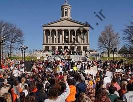 پس از تیراندازی در مدرسه، نشویل غمگین است و در مورد بخش‌هایش فکر می‌کند