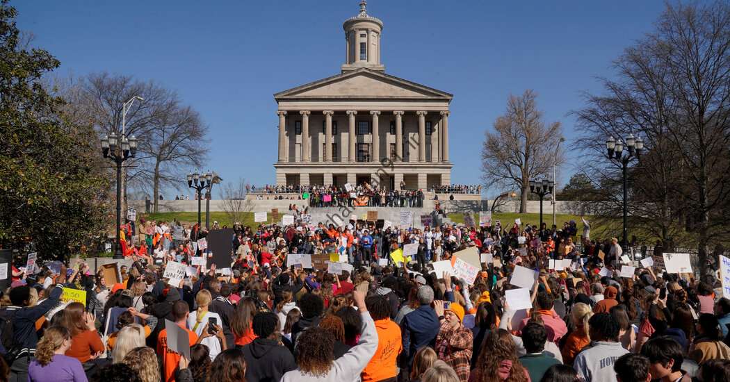 پس از تیراندازی در مدرسه، نشویل غمگین است و در مورد بخش‌هایش فکر می‌کند